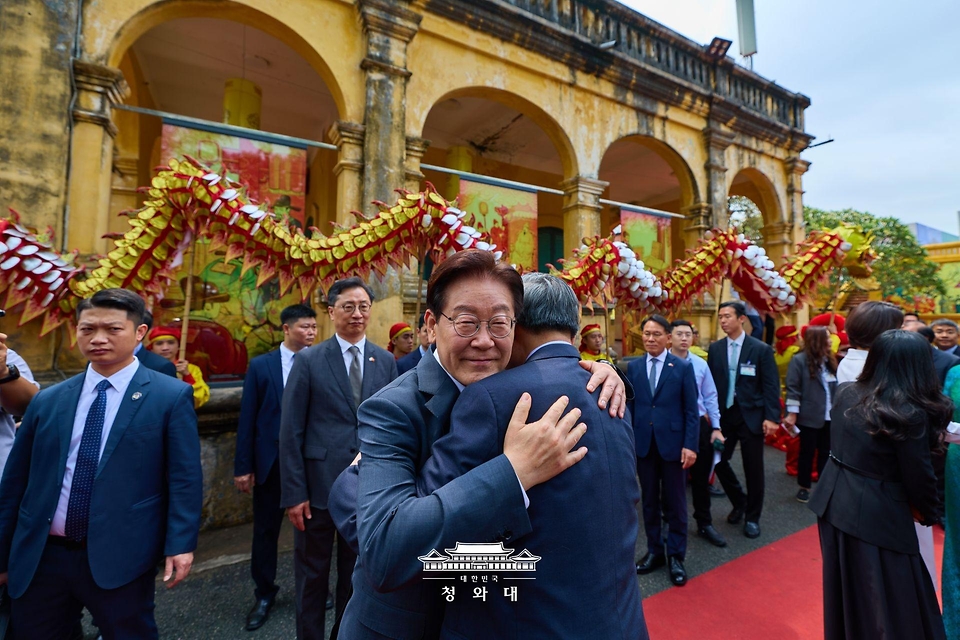 베트남을 국빈 방문 중인 이재명 대통령이 4월 24일(현지 시간) 친교일정을 위해 방문한 하노이 탕롱 황성에서 또 럼 공산당 서기장 겸 국가주석과 인사하고 있다.