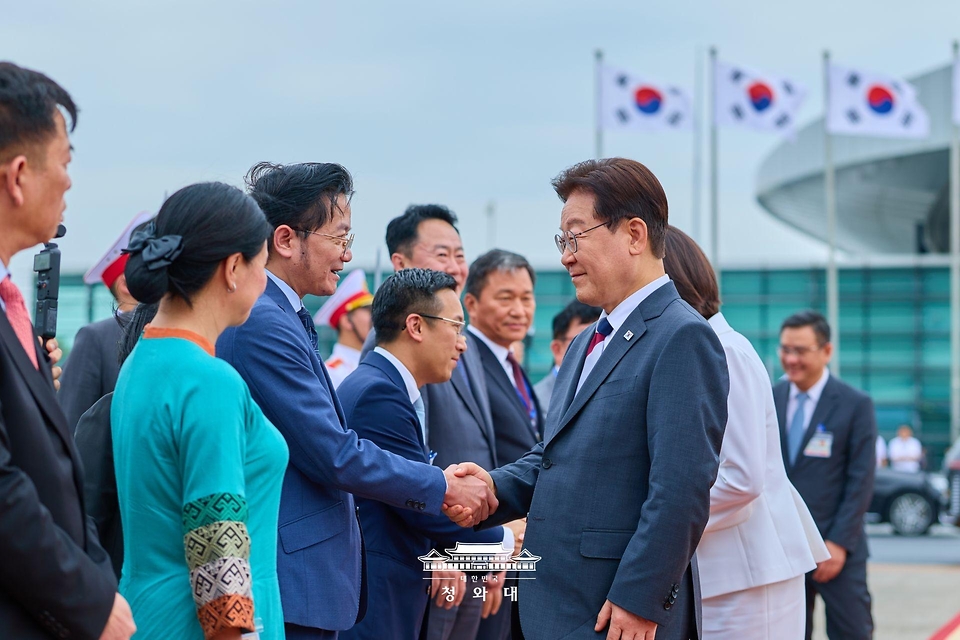 인도·베트남 국빈 방문 일정을 마치고 귀국하는 이재명 대통령이 4월 24일(현지 시간) 베트남 하노이 노이바이 국제공항에서 환송객과 인사하고 있다.