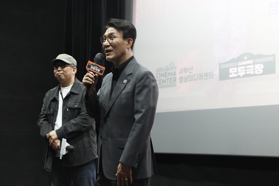 김민석 국무총리가 4월 25일 서부산영상미디어센터 모두극장에서 독립영화 '3학년 2학기'를 관람하고 있다.