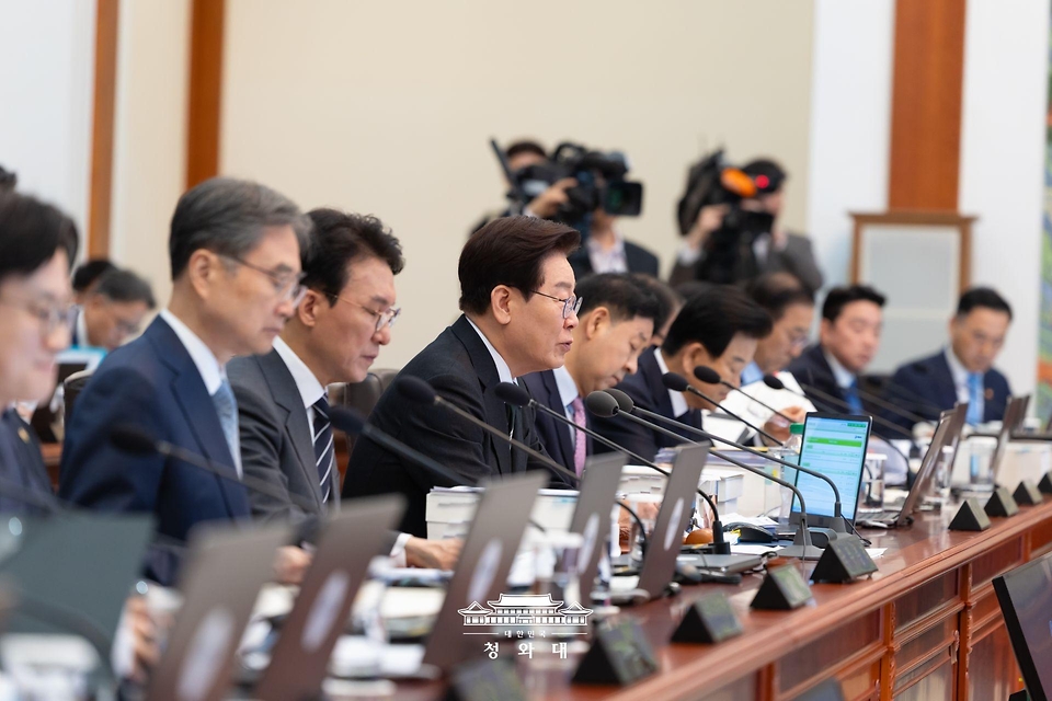 이재명 대통령이 4월 28일 청와대에서 열린 국무회의 겸 비상경제점검회의에서 발언하고 있다.