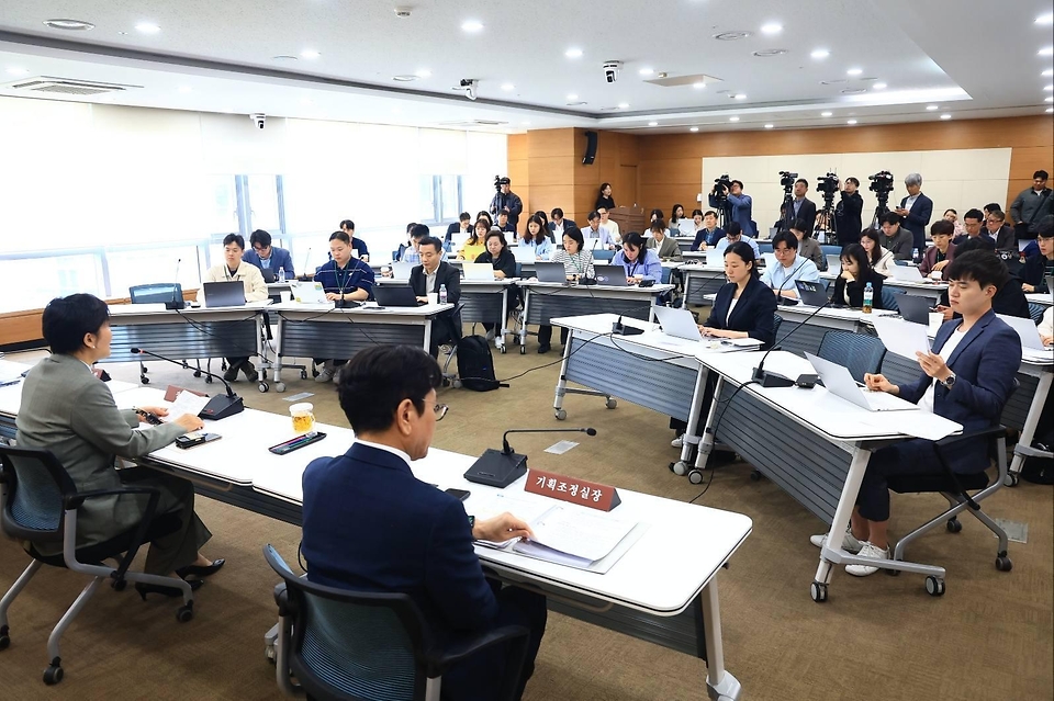 송미령 농림축산식품부 장관이 4월 27일 중앙 농업·농촌 및 식품산업정책심의회와 FTA 농업인 등 지원위원회를 개최하고 있다.