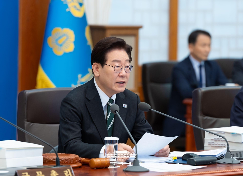 이재명 대통령이 4월 28일 청와대에서 열린 국무회의 겸 비상경제점검회의에서 발언하고 있다.