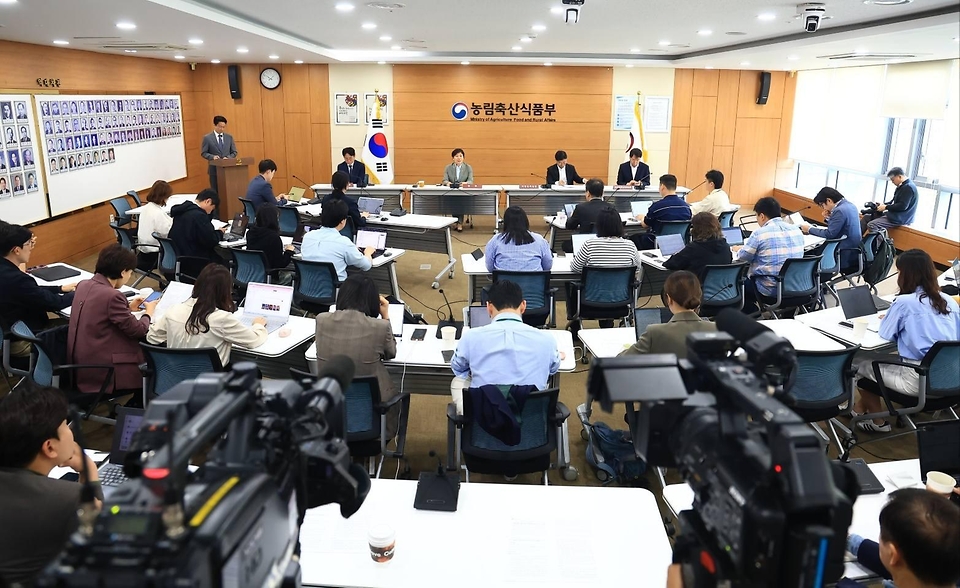 송미령 농림축산식품부 장관이 4월 27일 출입기자단 정례간담회에서 중동전쟁 대응 상황과 추경 반영 내용, 농협개혁과 농지 전수조사 계획, 베트남 출장 성과 등을 설명하고 있다.