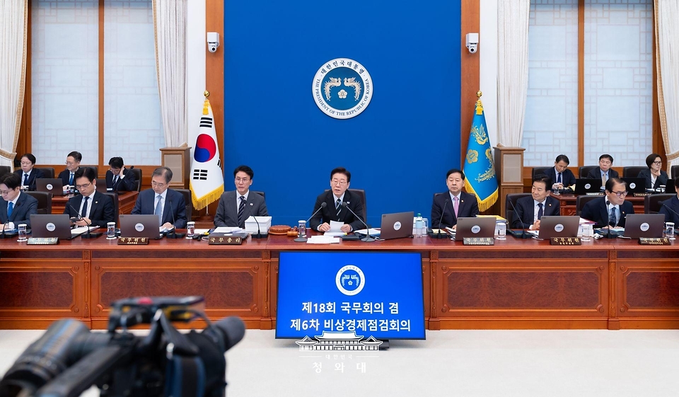 이재명 대통령이 4월 28일 청와대에서 열린 국무회의 겸 비상경제점검회의에서 발언하고 있다.