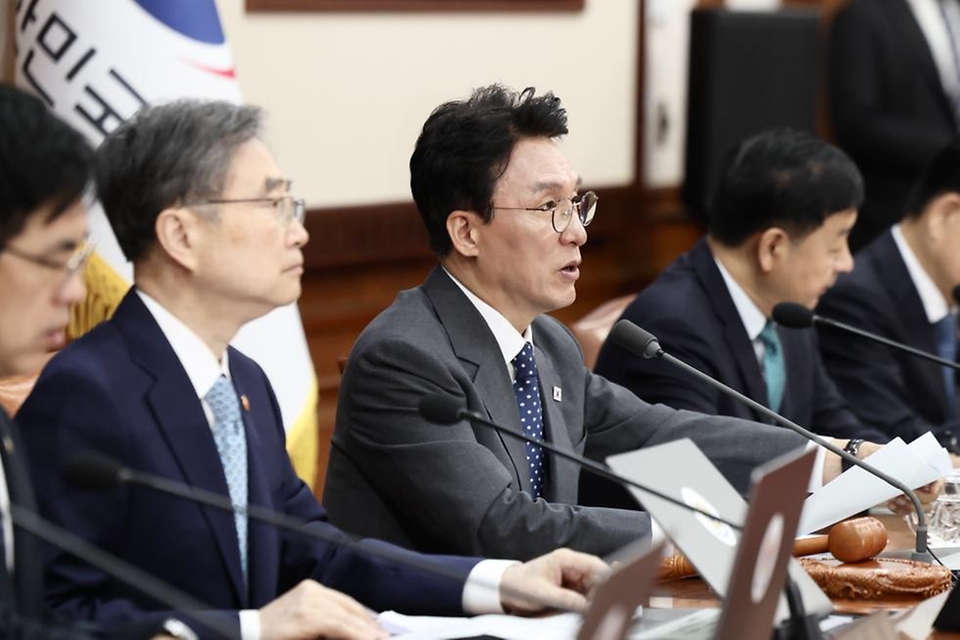 김민석 국무총리가 4월 29일 세종대로 정부서울청사에서 열린 국무회의 겸 비상경제본부회의에 참석, 모두발언을 하고 있다.