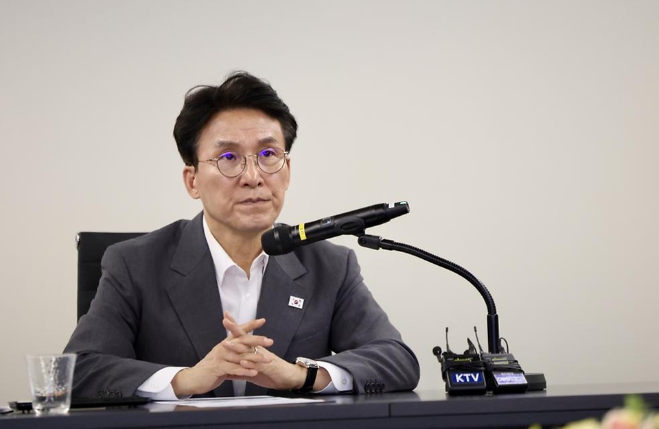 김민석 국무총리가 4월 29일 경기도 남양주시 주택공급 현장인 왕숙1지구를 방문, 현황에 대해 브리핑을 받고 현장을 점검하고 있다.