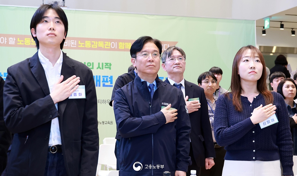 김영훈 고용노동부 장관이 4월 23일 서울 커뮤니티마실에서 '신규 감독관 교육혁신 공개발표회'를 개최하고 있다.