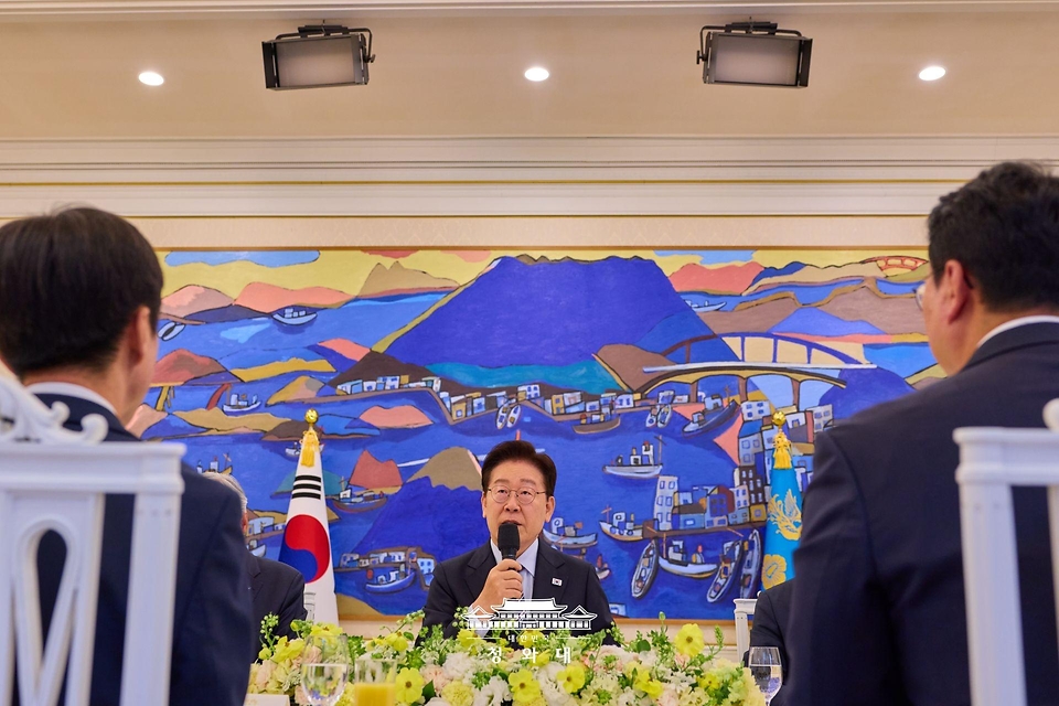 이재명 대통령이 4월 29일 청와대에서 비교섭단체 및 무소속 국회의원들과 오찬에 앞서 발언하고 있다.