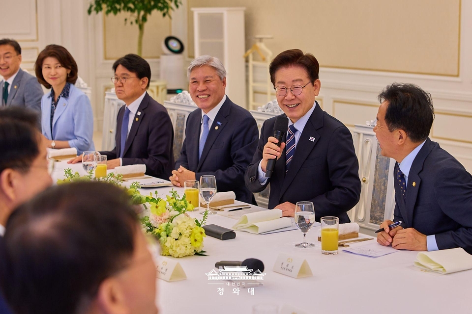 이재명 대통령이 4월 29일 청와대에서 비교섭단체 및 무소속 국회의원들과 오찬에 앞서 발언하고 있다.