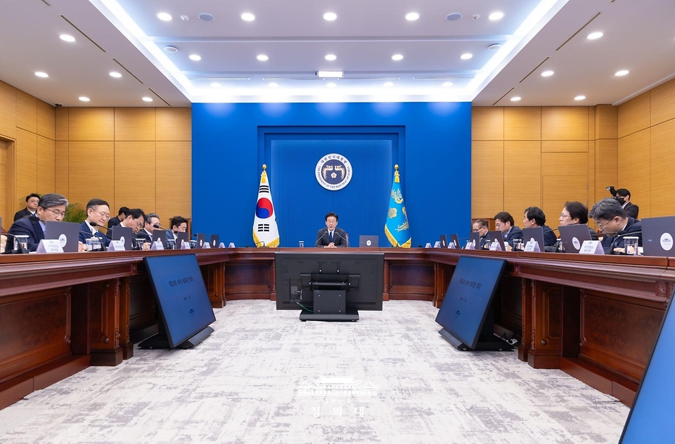 이재명 대통령이 4월 30일 청와대에서 열린 수석보좌관회의에서 발언하고 있다.