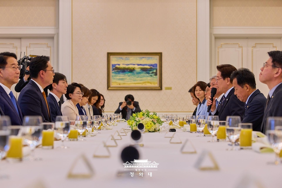 이재명 대통령이 4월 29일 청와대에서 비교섭단체 및 무소속 국회의원들과 오찬에 앞서 발언하고 있다.