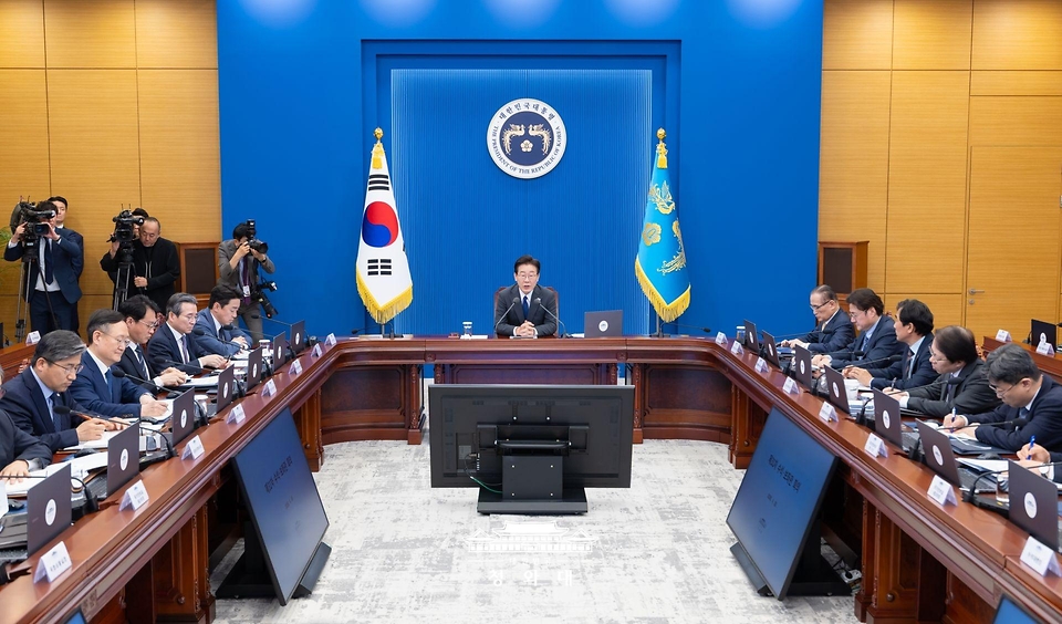 이재명 대통령이 4월 30일 청와대에서 열린 수석보좌관회의에서 발언하고 있다.