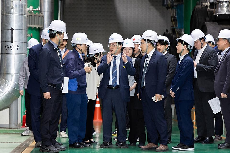 김성환 기후에너지환경부 장관이 5월 6일 서울 강남구 탄천 하수처리시설을 찾아 하수열 현황 및 지역난방으로의 하수열 공급 상황을 점검하고 활용 방안을 논의하고 있다.