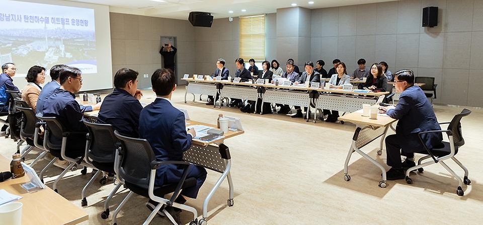 김성환 기후에너지환경부 장관이 5월 6일 서울 강남구 탄천 하수처리시설을 찾아 하수열 현황 및 지역난방으로의 하수열 공급 상황을 점검하고 활용 방안을 논의하고 있다.