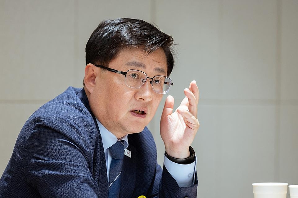 김성환 기후에너지환경부 장관이 5월 6일 서울 강남구 탄천 하수처리시설을 찾아 하수열 현황 및 지역난방으로의 하수열 공급 상황을 점검하고 활용 방안을 논의하고 있다.