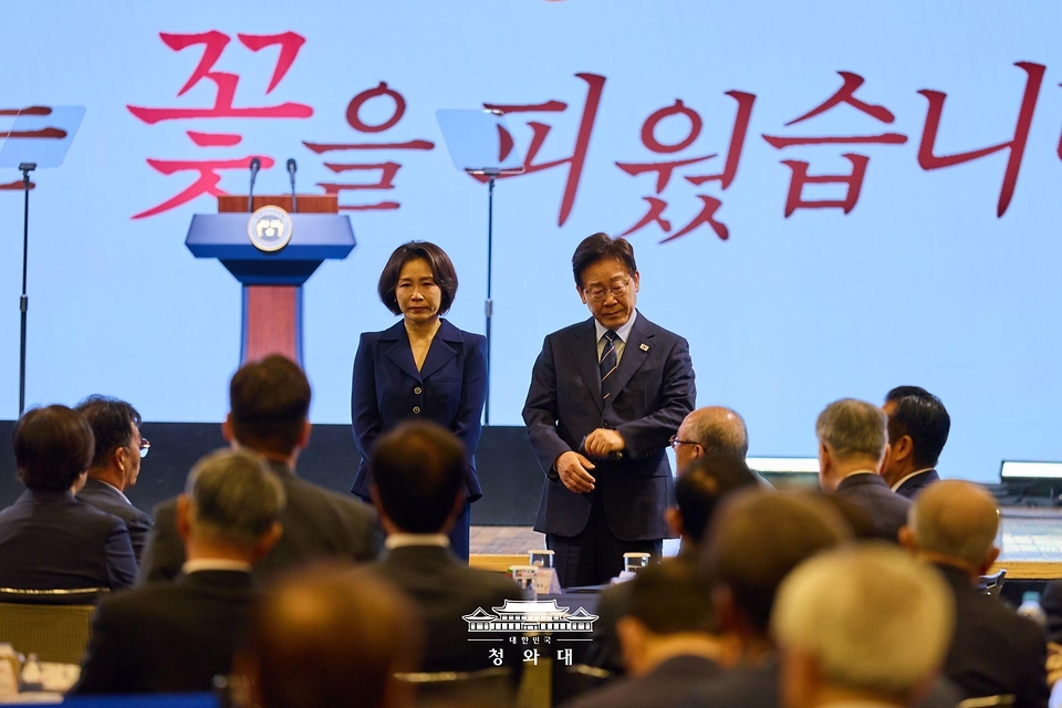 이재명 대통령이 5월 8일 서울 중구 대한상공회의소에서 열린 어버이날 기념식에서 축사 후 참석자들에게 인사하기 위해 김혜경 여사와 서 있다.
