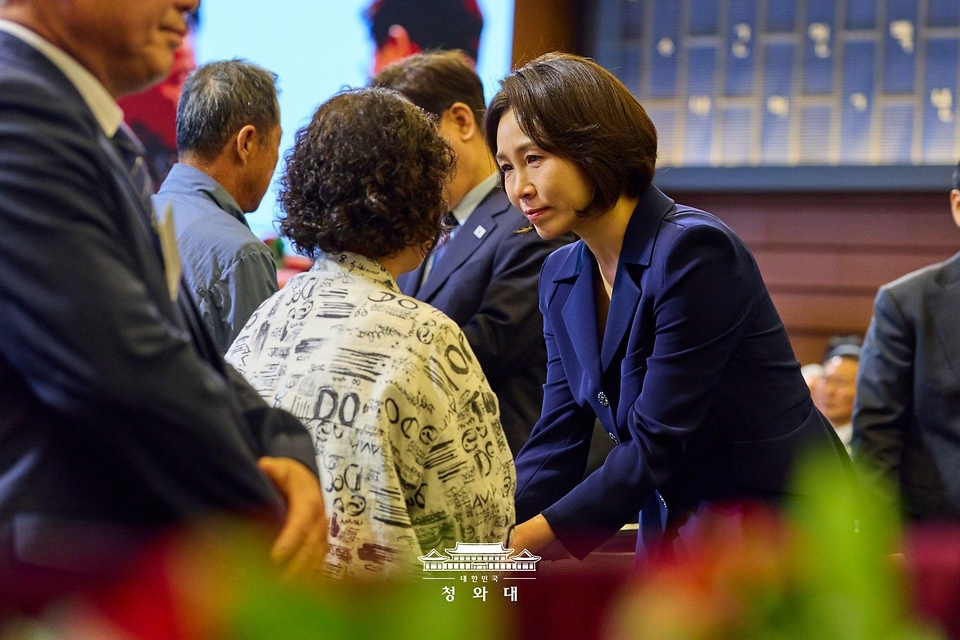 김혜경 여사가 5월 8일 서울 중구 대한상공회의소에서 열린 어버이날 기념식에서 순직 소방관, 경찰관 부모님들에게 카네이션을 달아드린 후 한 유가족을 위로하고 있다.
