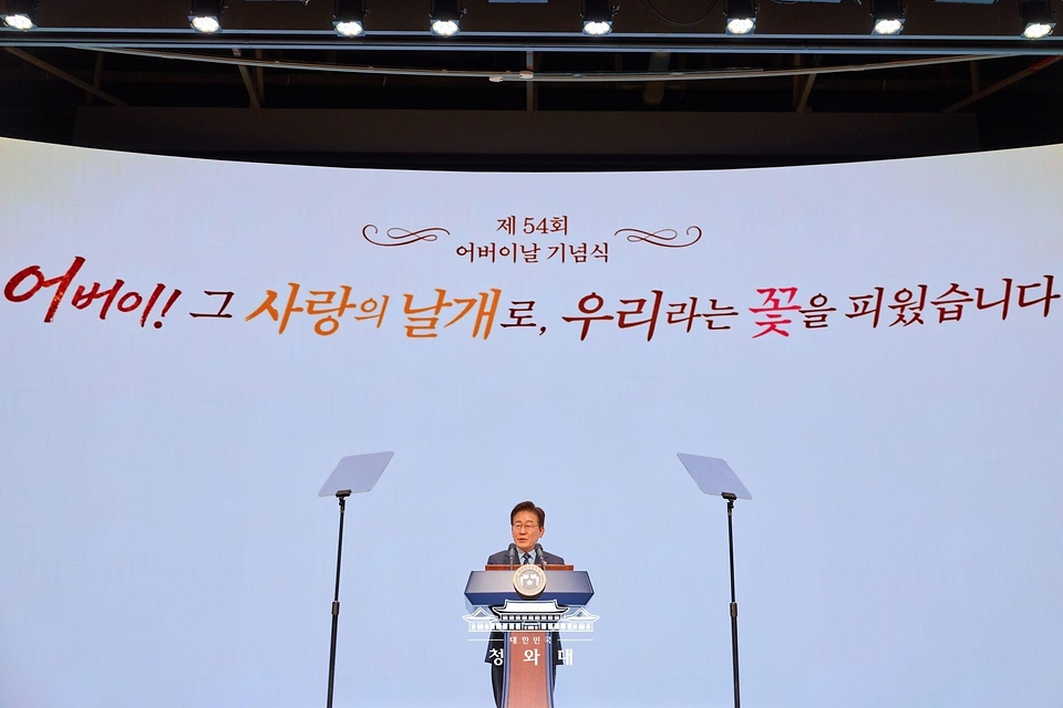 이재명 대통령이 5월 8일 서울 중구 대한상공회의소에서 열린 어버이날 기념식에서 축사를 하고 있다.