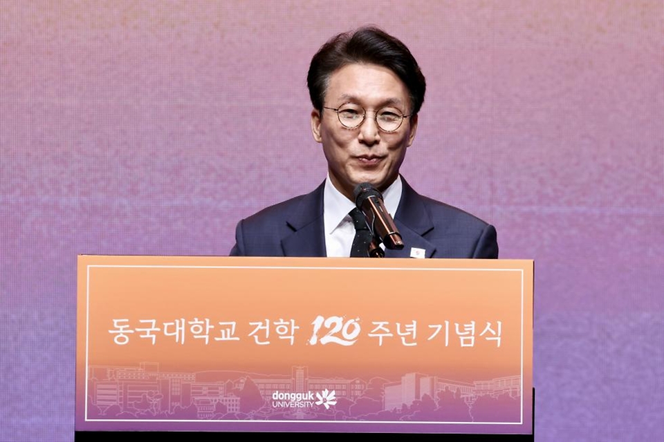 김민석 국무총리가 5월 7일 중구 신라호텔에서 열린 동국대학교 건학 120주년 기념식에 참석, 축사를 하고 있다.
