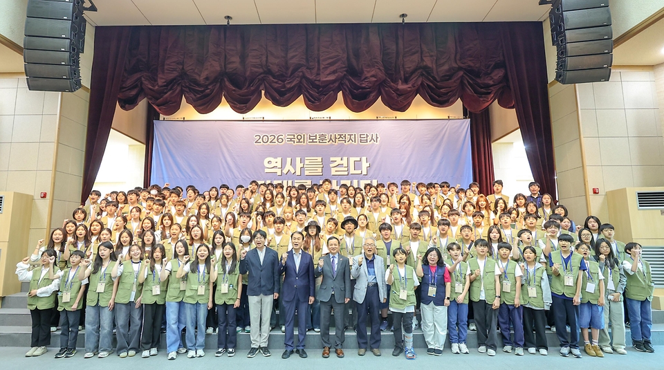 권오을 국가보훈부 장관이 5월 9일 서울시 동작구 국립서울현충원에서 열린 2026년 국외보훈사적지 답사 발대식에 참석해 격려사를 하고 있다.