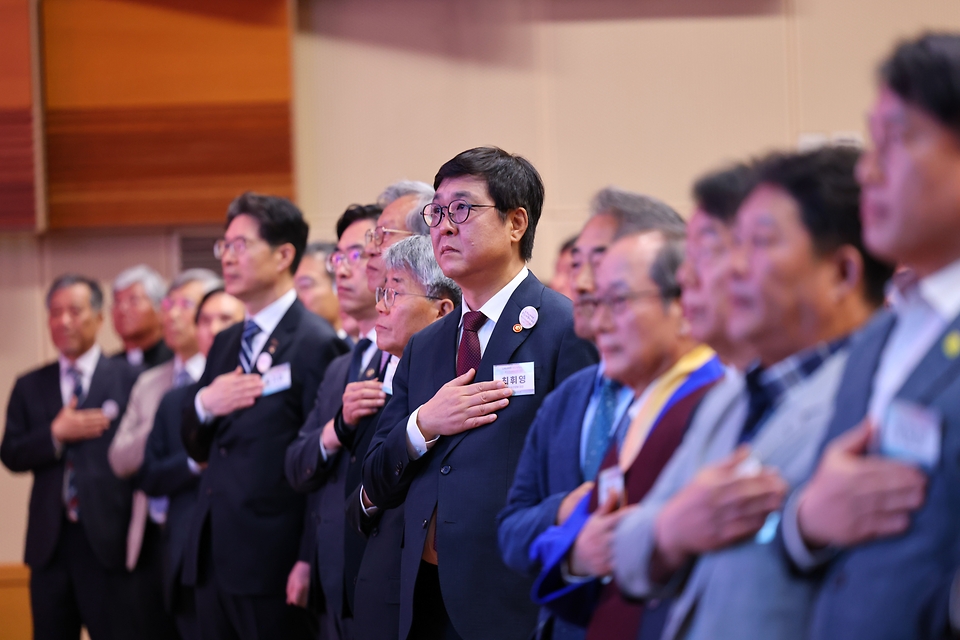 최휘영 문화체육관광부 장관이 5월 11일 국립중앙박물관 대강당에서 열린 '제132주년 동학농민혁명 기념식'에 참석했다. 이날 최휘영 장관은 이재명 대통령의 서면 기념사를 대독했다.