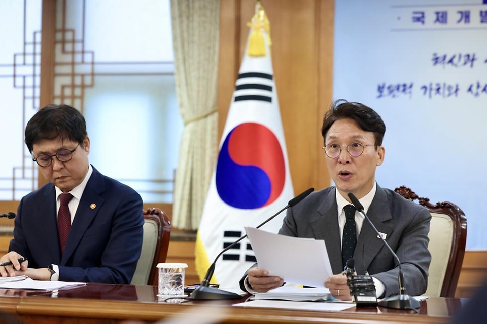김민석 국무총리가 5월 11일 세종대로 정부서울청사에서 열린 국제개발협력위원회 회의를 주재하고 있다.