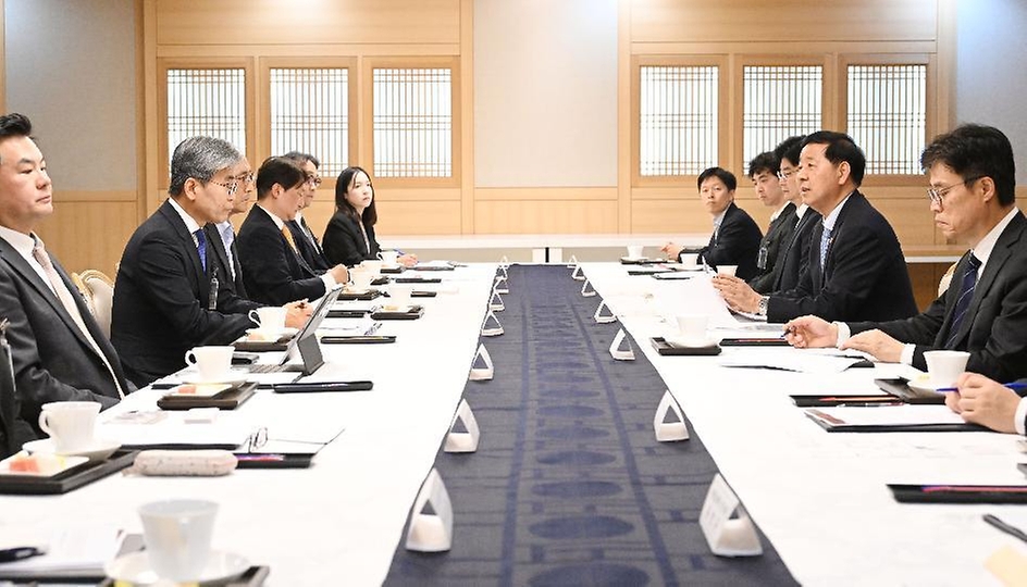 구윤철 부총리 겸 재정경제부 장관이 5월 12일 서울 종로구 정부서울청사에서 열린 국채시장 자문위원회를 주재, 모두발언을 하고 있다.