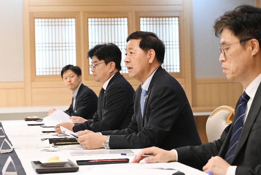 구윤철 부총리 겸 재정경제부 장관이 5월 12일 서울 종로구 정부서울청사에서 열린 국채시장 자문위원회를 주재, 모두발언을 하고 있다.