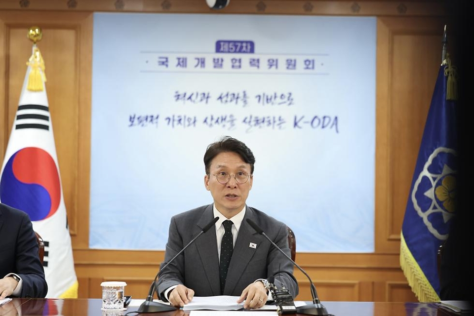 김민석 국무총리가 5월 11일 세종대로 정부서울청사에서 열린 국제개발협력위원회 회의를 주재하고 있다.