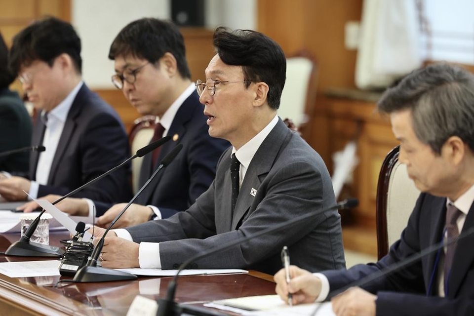 김민석 국무총리가 5월 11일 세종대로 정부서울청사에서 열린 국제개발협력위원회 회의를 주재하고 있다.