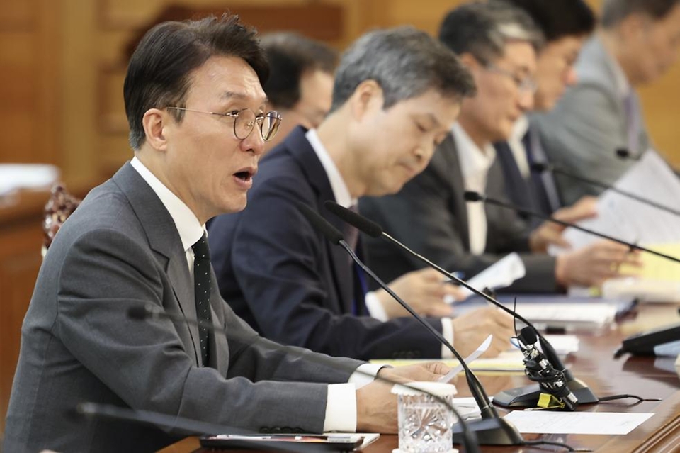 김민석 국무총리가 5월 11일 세종대로 정부서울청사에서 열린 국제개발협력위원회 회의를 주재하고 있다.