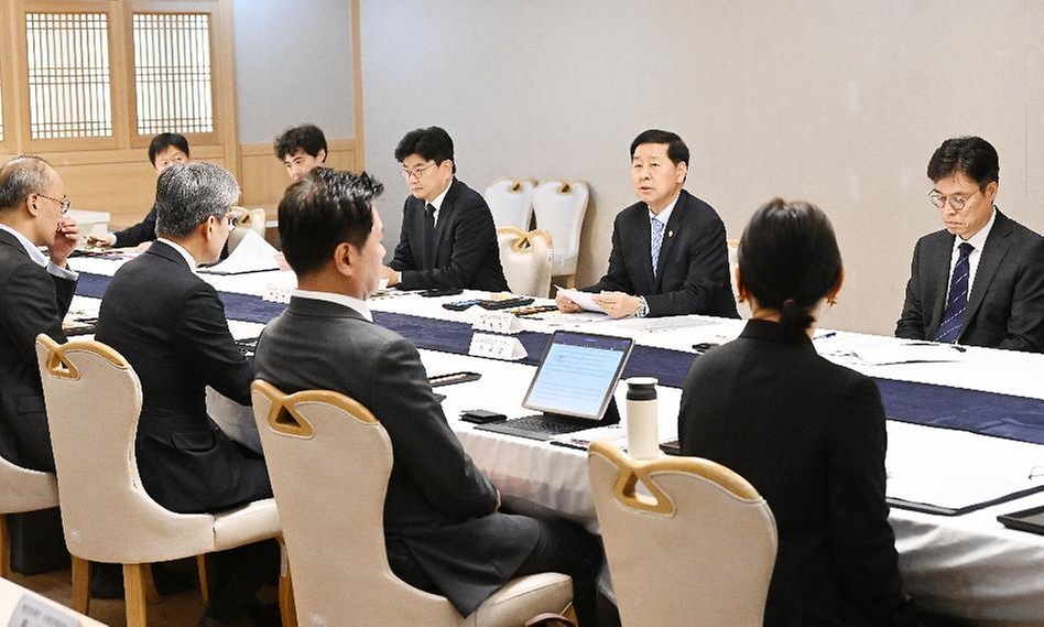 구윤철 부총리 겸 재정경제부 장관이 5월 12일 서울 종로구 정부서울청사에서 열린 국채시장 자문위원회를 주재, 모두발언을 하고 있다.