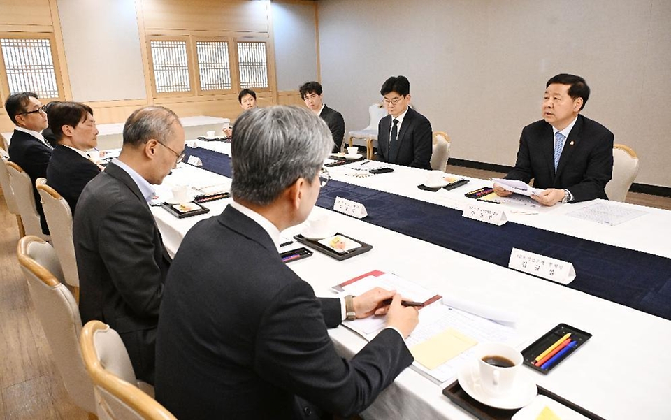 구윤철 부총리 겸 재정경제부 장관이 5월 12일 서울 종로구 정부서울청사에서 열린 국채시장 자문위원회를 주재, 모두발언을 하고 있다.