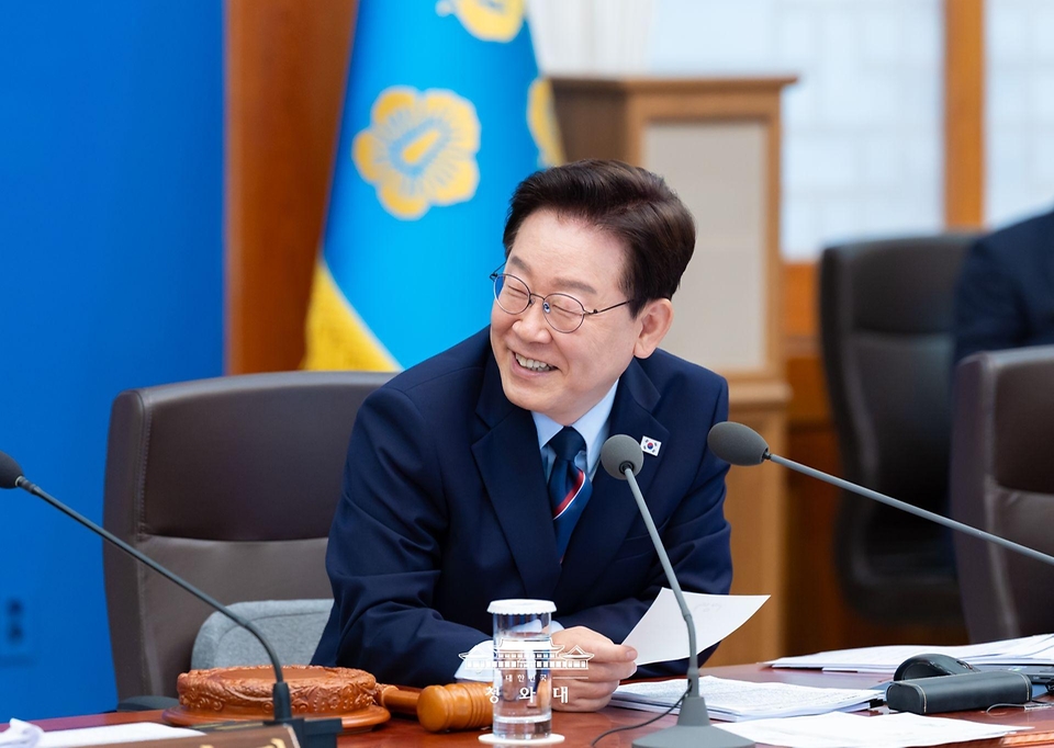 이재명 대통령이 5월 12일 청와대에서 열린 국무회의 겸 비상경제점검회의에서 발언하고 있다.