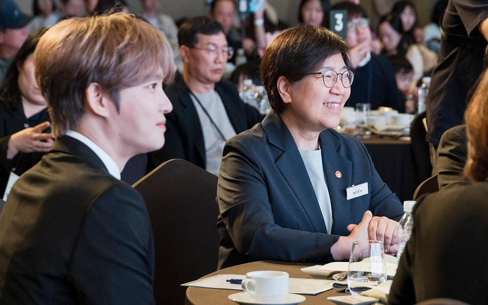 정은경 보건복지부 장관이 제21회 입양의 날을 맞아 5월 9일 서울 드래곤시티 호텔에서 아동권리보장원과 함께 '2026년 제21회 입양의 날' 기념행사를 개최하고 있다.