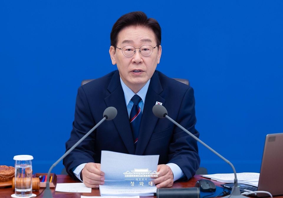 이재명 대통령이 5월 12일 청와대에서 국무회의 겸 비상경제점검회의를 주재하고 있다.