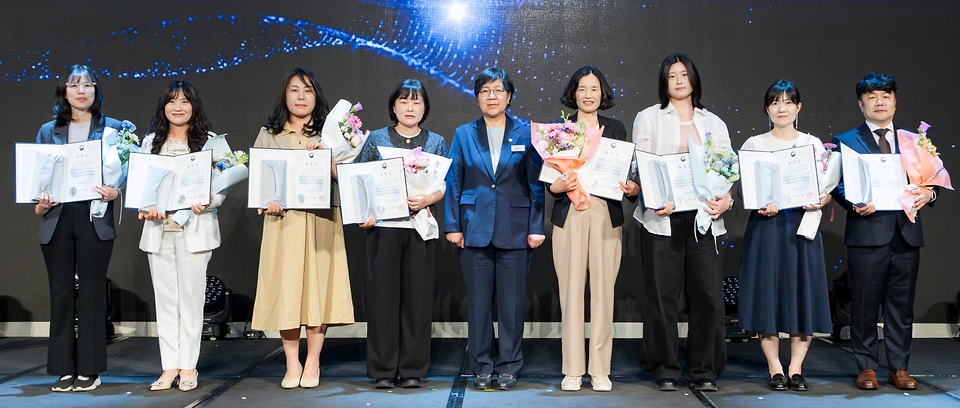정은경 보건복지부 장관이 제21회 입양의 날을 맞아 5월 9일 서울 드래곤시티 호텔에서 아동권리보장원과 함께 '2026년 제21회 입양의 날' 기념행사를 개최하고 있다.
