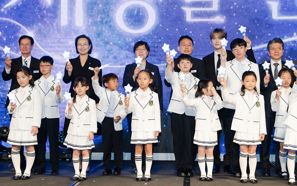 정은경 보건복지부 장관이 제21회 입양의 날을 맞아 5월 9일 서울 드래곤시티 호텔에서 아동권리보장원과 함께 '2026년 제21회 입양의 날' 기념행사를 개최하고 있다.