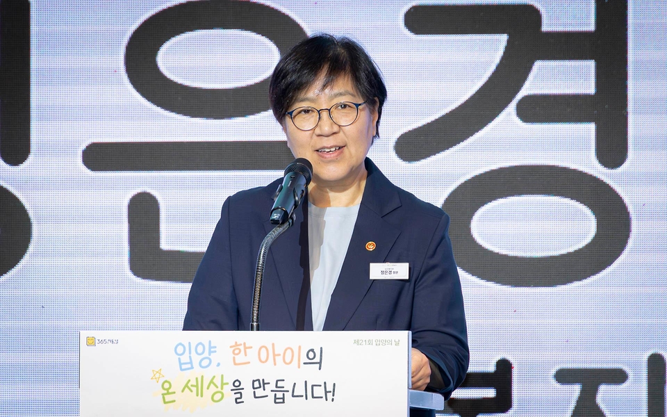 정은경 보건복지부 장관이 제21회 입양의 날을 맞아 5월 9일 서울 드래곤시티 호텔에서 아동권리보장원과 함께 '2026년 제21회 입양의 날' 기념행사를 개최하고 있다.
