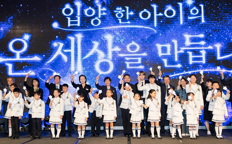 정은경 보건복지부 장관이 제21회 입양의 날을 맞아 5월 9일 서울 드래곤시티 호텔에서 아동권리보장원과 함께 '2026년 제21회 입양의 날' 기념행사를 개최하고 있다.