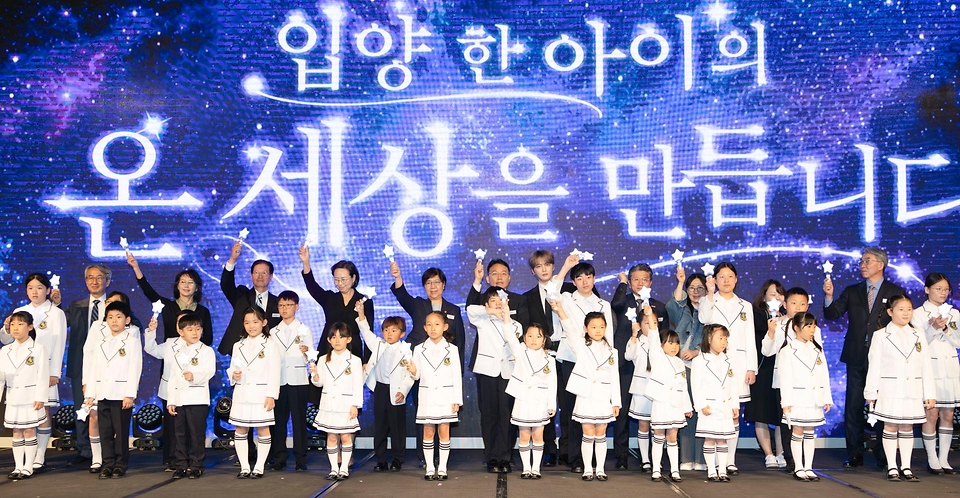 정은경 보건복지부 장관이 제21회 입양의 날을 맞아 5월 9일 서울 드래곤시티 호텔에서 아동권리보장원과 함께 '2026년 제21회 입양의 날' 기념행사를 개최하고 있다.