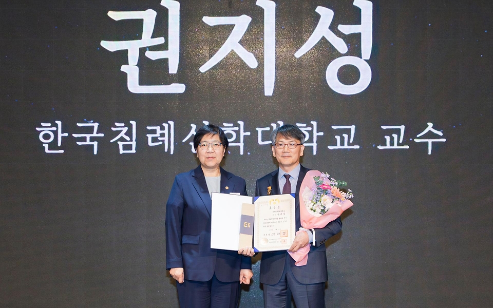 정은경 보건복지부 장관이 제21회 입양의 날을 맞아 5월 9일 서울 드래곤시티 호텔에서 아동권리보장원과 함께 '2026년 제21회 입양의 날' 기념행사를 개최하고 있다.