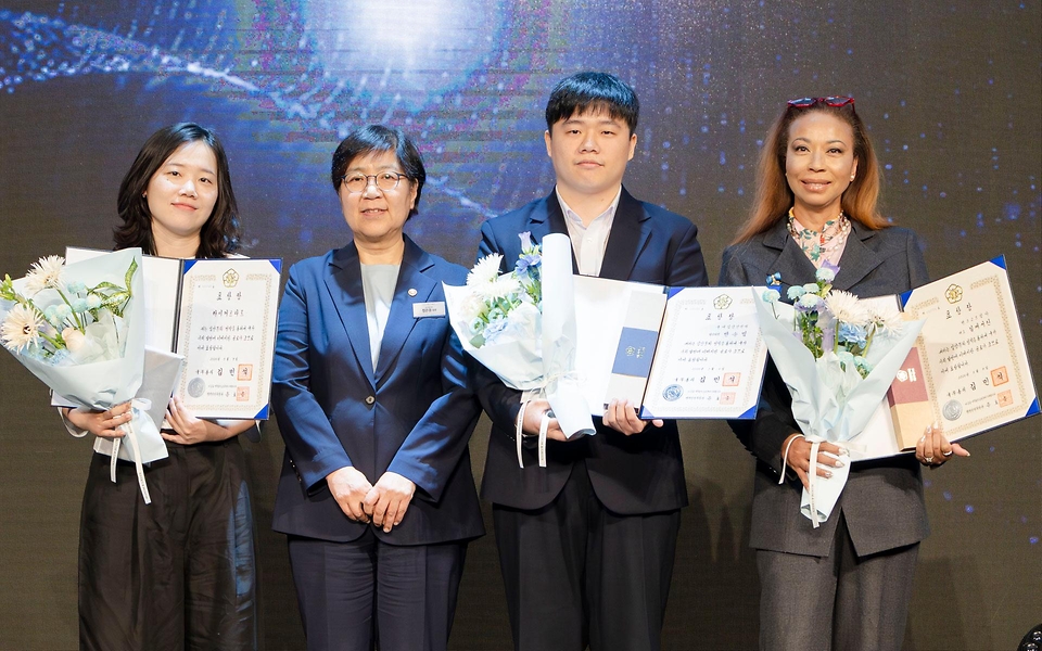 정은경 보건복지부 장관이 제21회 입양의 날을 맞아 5월 9일 서울 드래곤시티 호텔에서 아동권리보장원과 함께 '2026년 제21회 입양의 날' 기념행사를 개최하고 있다.