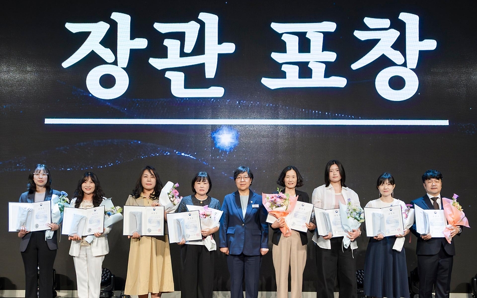 정은경 보건복지부 장관이 제21회 입양의 날을 맞아 5월 9일 서울 드래곤시티 호텔에서 아동권리보장원과 함께 '2026년 제21회 입양의 날' 기념행사를 개최하고 있다.