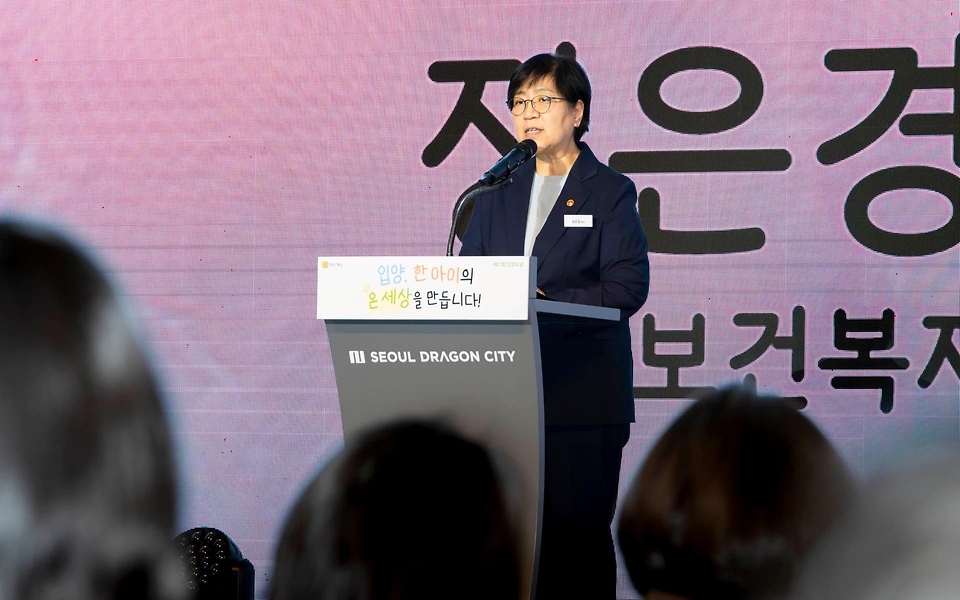 정은경 보건복지부 장관이 제21회 입양의 날을 맞아 5월 9일 서울 드래곤시티 호텔에서 아동권리보장원과 함께 '2026년 제21회 입양의 날' 기념행사를 개최하고 있다.