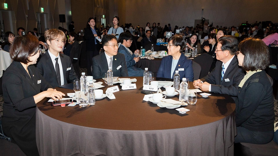 정은경 보건복지부 장관이 제21회 입양의 날을 맞아 5월 9일 서울 드래곤시티 호텔에서 아동권리보장원과 함께 '2026년 제21회 입양의 날' 기념행사를 개최하고 있다.