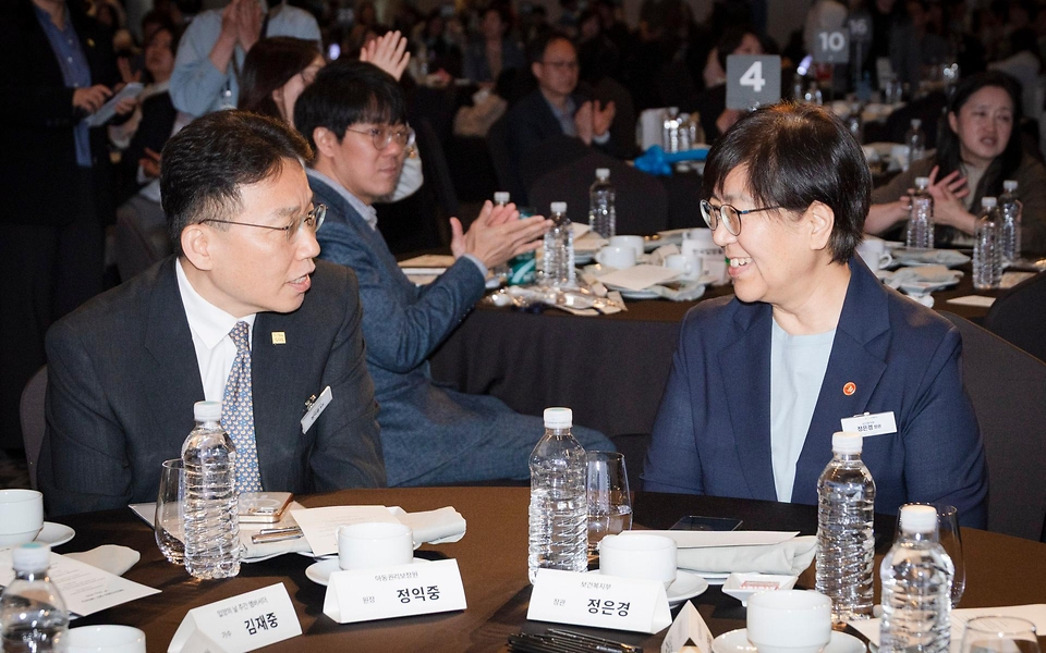 정은경 보건복지부 장관이 제21회 입양의 날을 맞아 5월 9일 서울 드래곤시티 호텔에서 아동권리보장원과 함께 '2026년 제21회 입양의 날' 기념행사를 개최하고 있다.
