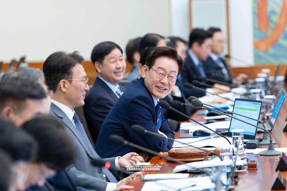 이재명 대통령이 5월 12일 청와대에서 열린 국무회의 겸 비상경제점검회의에서 발언하고 있다.