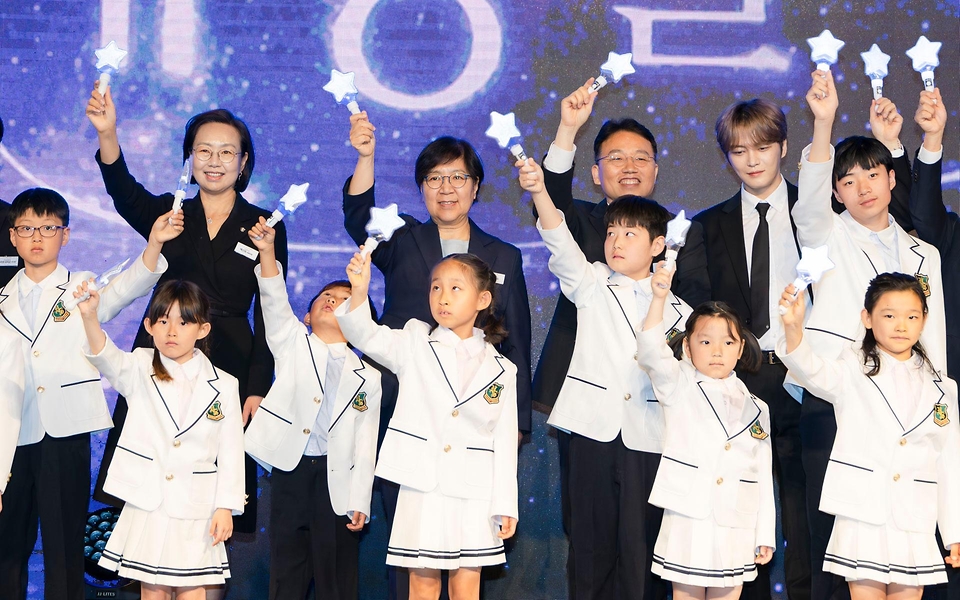 정은경 보건복지부 장관이 제21회 입양의 날을 맞아 5월 9일 서울 드래곤시티 호텔에서 아동권리보장원과 함께 '2026년 제21회 입양의 날' 기념행사를 개최하고 있다.