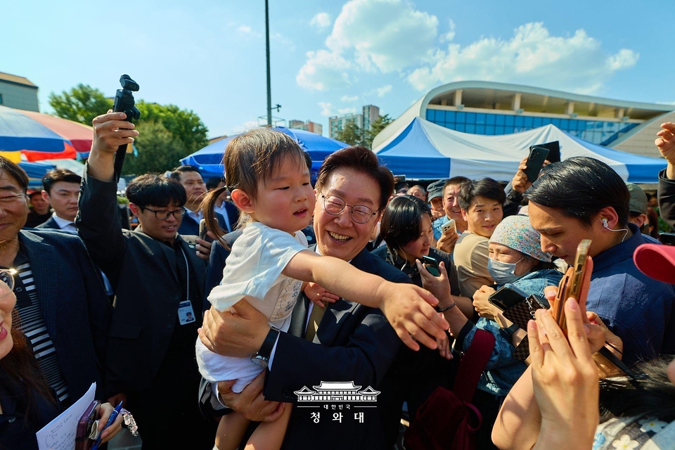 이재명 대통령이 5월 14일 성남 모란시장에서 시민들과 기념 촬영하고 있다.